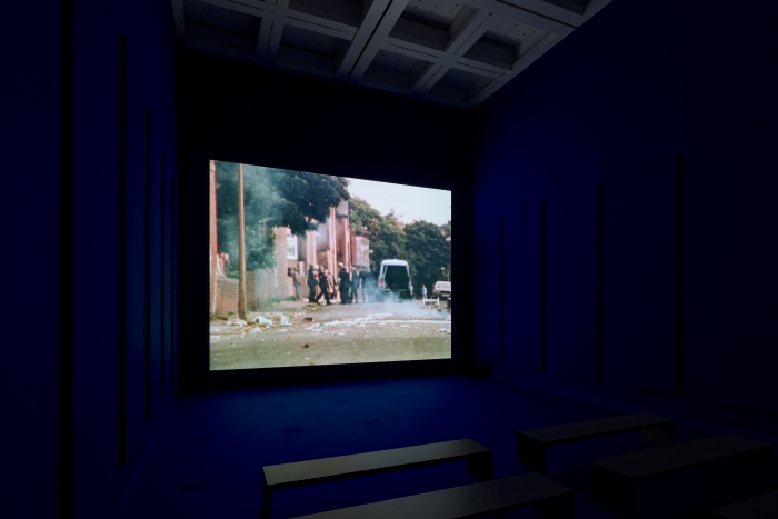 「テート美術館 ― YBA & BEYOND　世界を変えた90s英国アート」国立新美術館、2026年、展示風景 スポットライトより