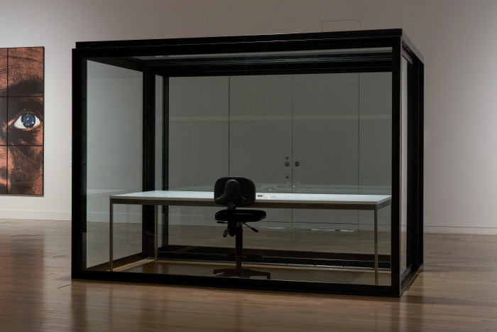 「テート美術館 ― YBA & BEYOND　世界を変えた90s英国アート」国立新美術館、2026年、展示風景 
（ダミアン・ハースト《後天的な回避不能》1991 テート美術館蔵）
