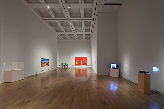 「テート美術館 ― YBA & BEYOND　世界を変えた90s英国アート」国立新美術館、2026年、展示風景